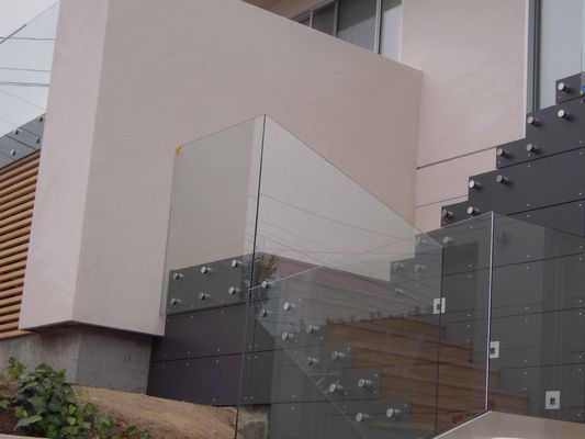 Finition extérieure balayée par impasses en verre réglables de support pour la barrière de balcon