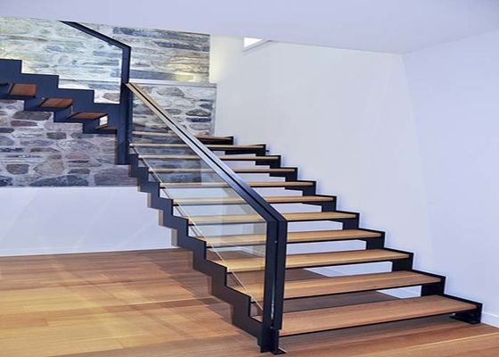 Escaliers droits adaptés aux besoins du client L de clôture en verre escalier en bois solide de forme
