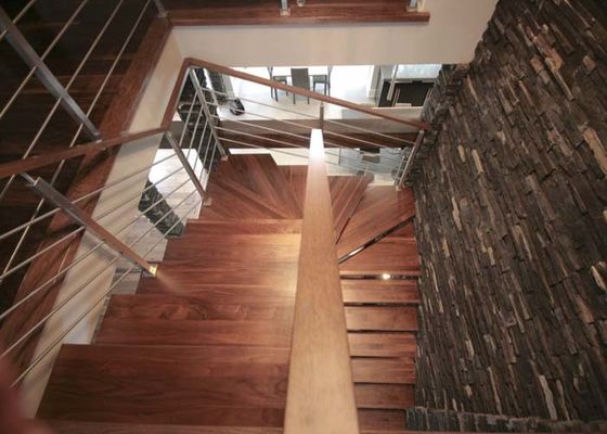 Escalier droit en bois de forme des escaliers U de Mono-lisse d'acier au carbone