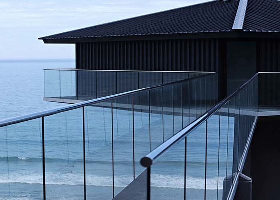 Conception Frameless de clôture de balustrade de chaussure de plate-forme en verre extérieure de forme nouvelle