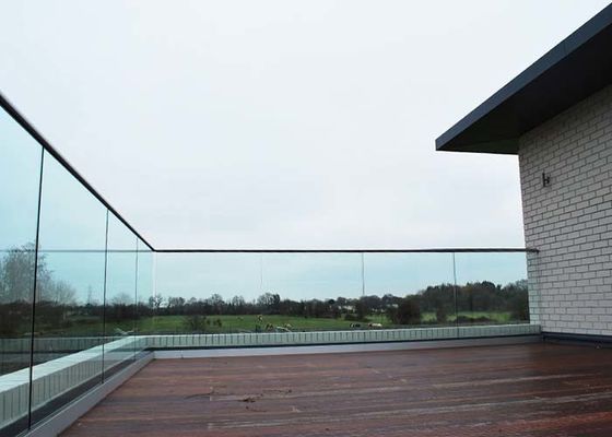 Structure solide de balustrade en verre en aluminium de balcon de porche anti Corresion pour des Deckings