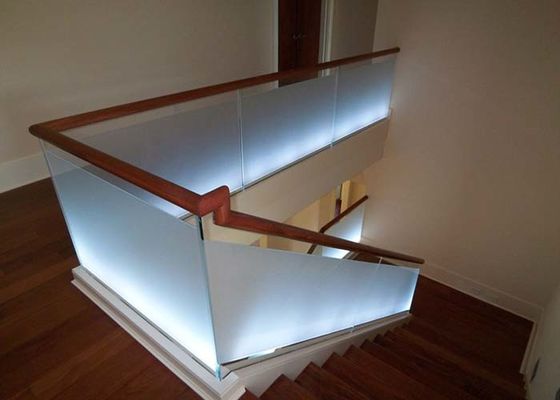 Balustrade en verre en aluminium d'escalier de lumière de LED avec la balustrade utile de solides solubles