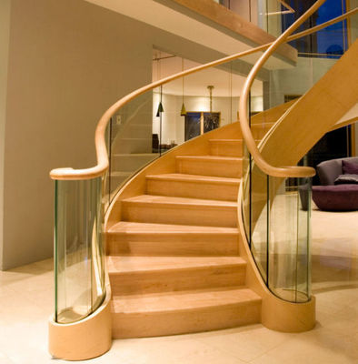 L'escalier incurvé moderne enduit de grain en bois facile installent avec la balustrade en verre