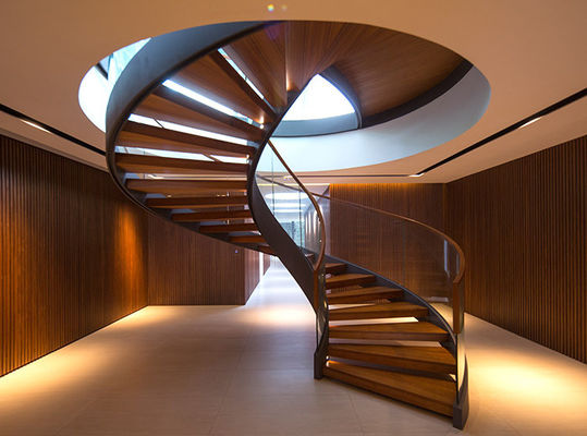 Bande de roulement intérieure incurvée moderne durable en bois solide d'escalier avec la balustrade en verre