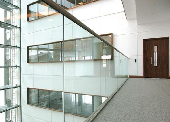 Plancher d'intérieur de balustrade en verre en aluminium de plate-forme d'escaliers fixé au mur avec des balustrades