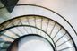Escalier en acier incurvé moderne résidentiel polissant l'escalier en spirale contemporain