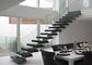 Escaliers droits de vol moderne de salon de villa avec la balustrade en verre de profilé en u