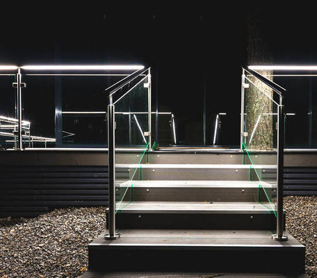 Balustrade de verre feuilleté de conception de lumière de LED avec les balustrades enduites de poudre
