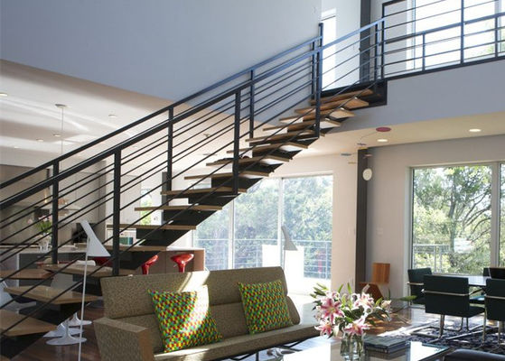 Escalier droit en bois solide d'escaliers de Mono-lisse noire d'acier au carbone