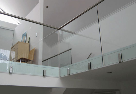 Balustrade en verre Frameless durable montée latérale de plate-forme de balustrade en verre de broche de solides solubles