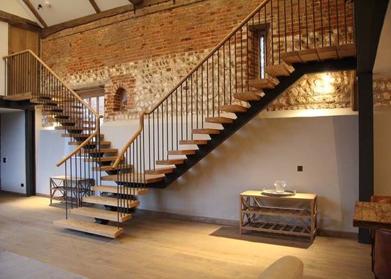 Insertion en bois adaptée aux besoins du client de fil de vol droit de villa noire intérieure d'escalier