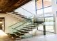 Décoration d'intérieur d'escaliers droits en bois solide avec des canalisations verticales de verre trempé